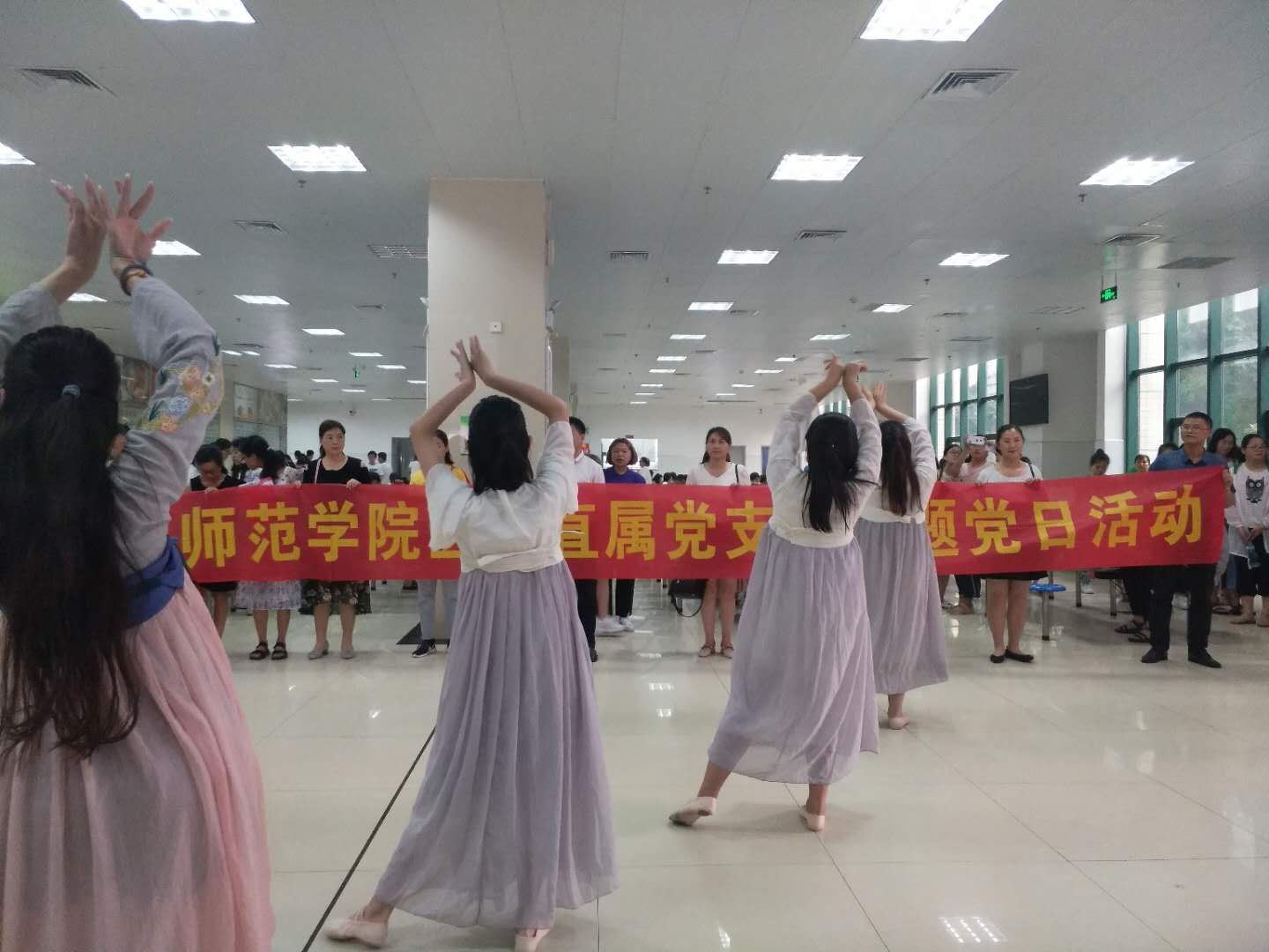Betvictor中文版直属党支部参加快闪宣传活动.jpg